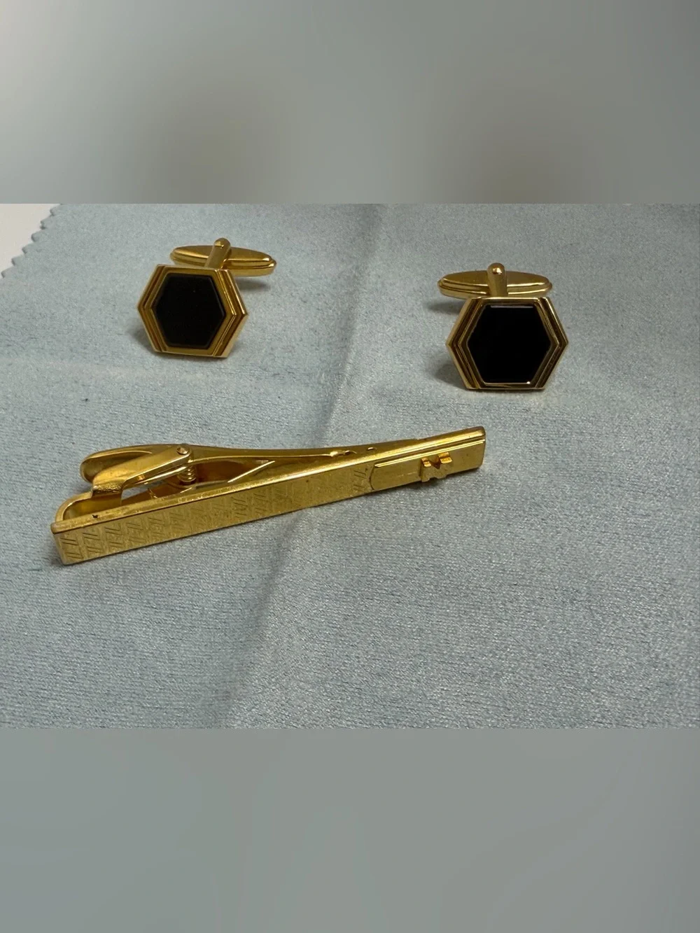 🎡🎡 Vintage- Nina Ricci Gold Tone Cufflinks and Tie Clip with Black Hexagon Inlay